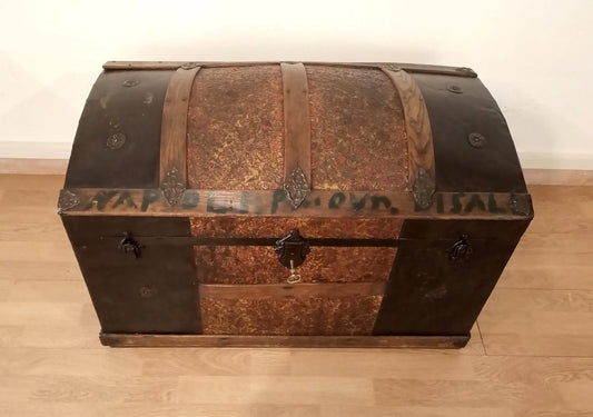 Antico baule bombato epoca 800 in legno con bande metalliche e doppia serratura restaurato