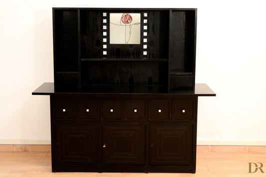 Credenza ds5 di charles rennie mackintosh per cassina con pannello centrale in vetro colorato a fiore rosso e finitura laccata nera