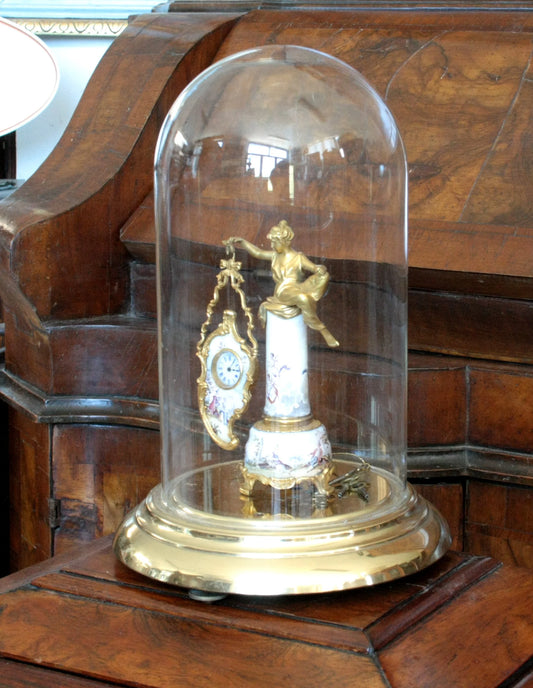 Orologio da tavolo in bronzo con smalti sotto cupola in vetro xix secolo base con scena galanti e figura femminile