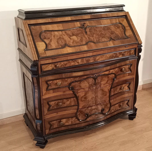 Ornate cassettiera ribalta lombarda settecentesca originale in legno con pannelli in radica e cassetti curvi restaurata