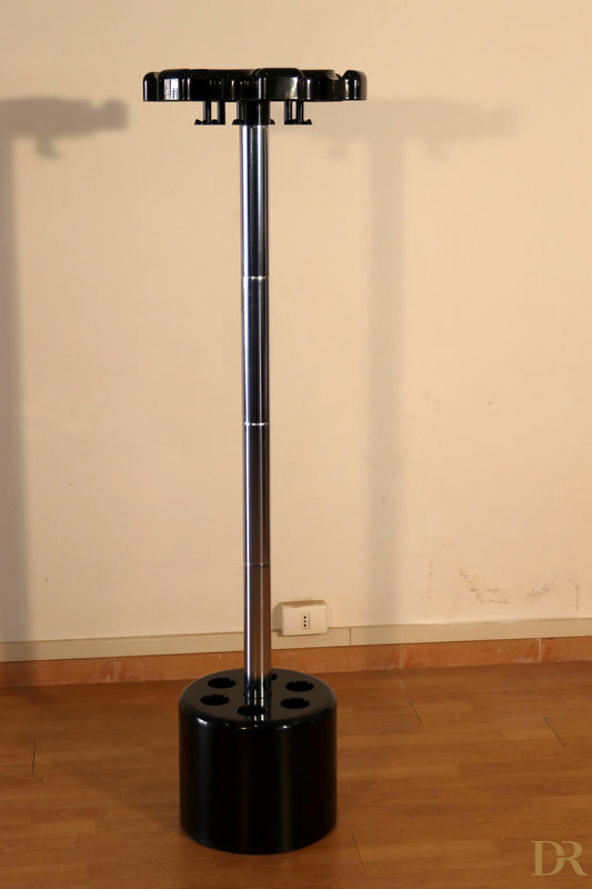 Stand appendiabiti velca di paolo orlandini e roberto lucci in plastica nera e metallo cromato con base circolare