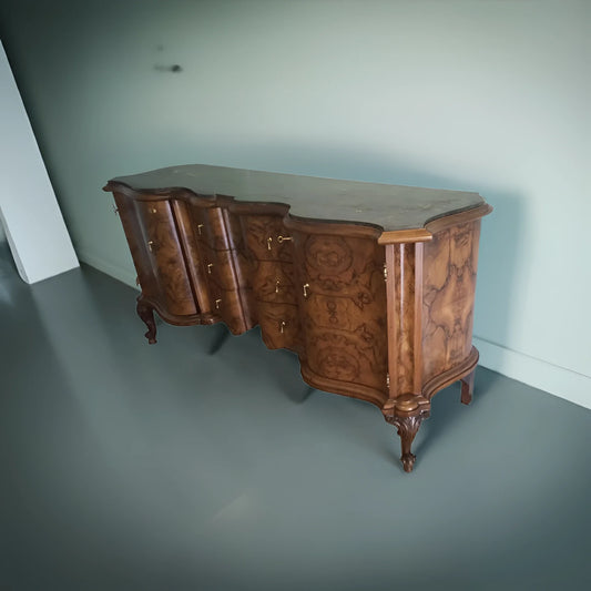 Credenza bassa chippendale in radica di noce originale con cassetti e finiture lignee ornate