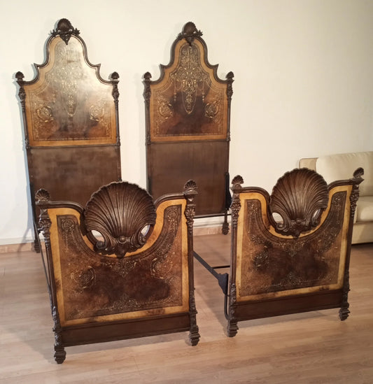 Letto italiano xix secolo in ferro battuto con teste ornate a forma di conchiglia e decorazioni in madreperla per casa elegante