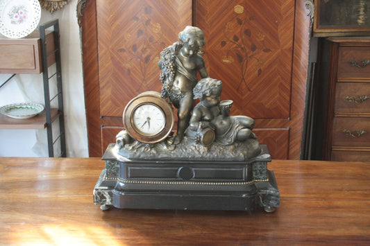 Orologio napoleone iii francese in bronzo ottone xix secolo con due figure cherubiche su base nera