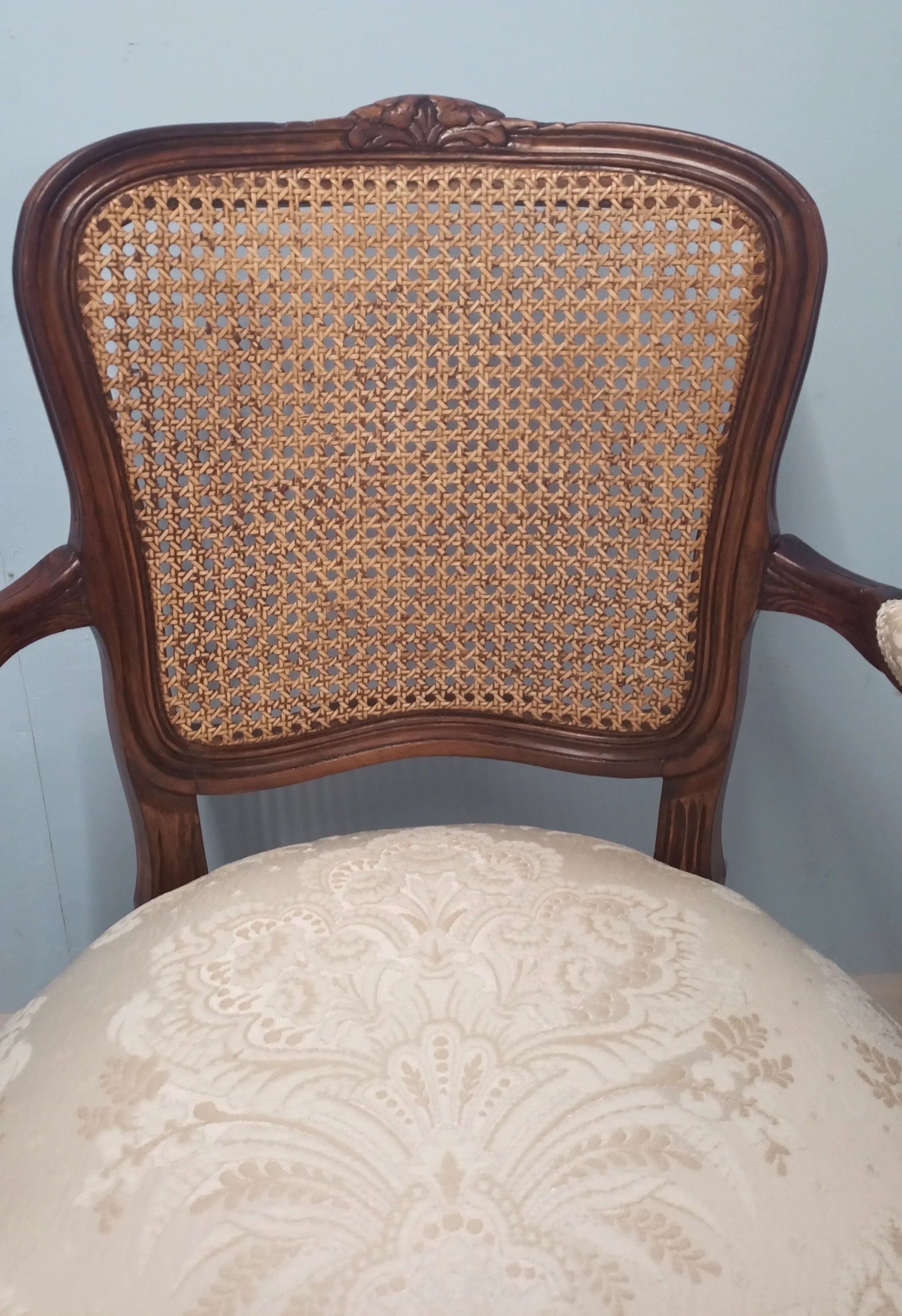 Poltrona a pozzetto in noce vintage restaurata con schienale in paglia di vienna e cuscino imbottito