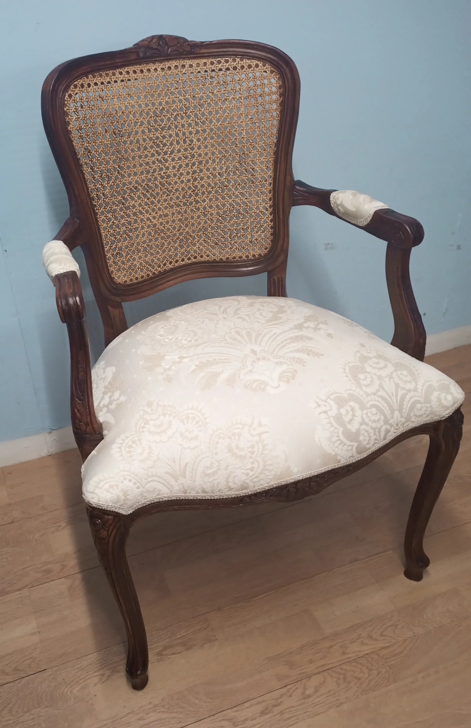 Poltrona a pozzetto in noce vintage restaurata con seduta imbottita bianca e schienale in paglia di vienna