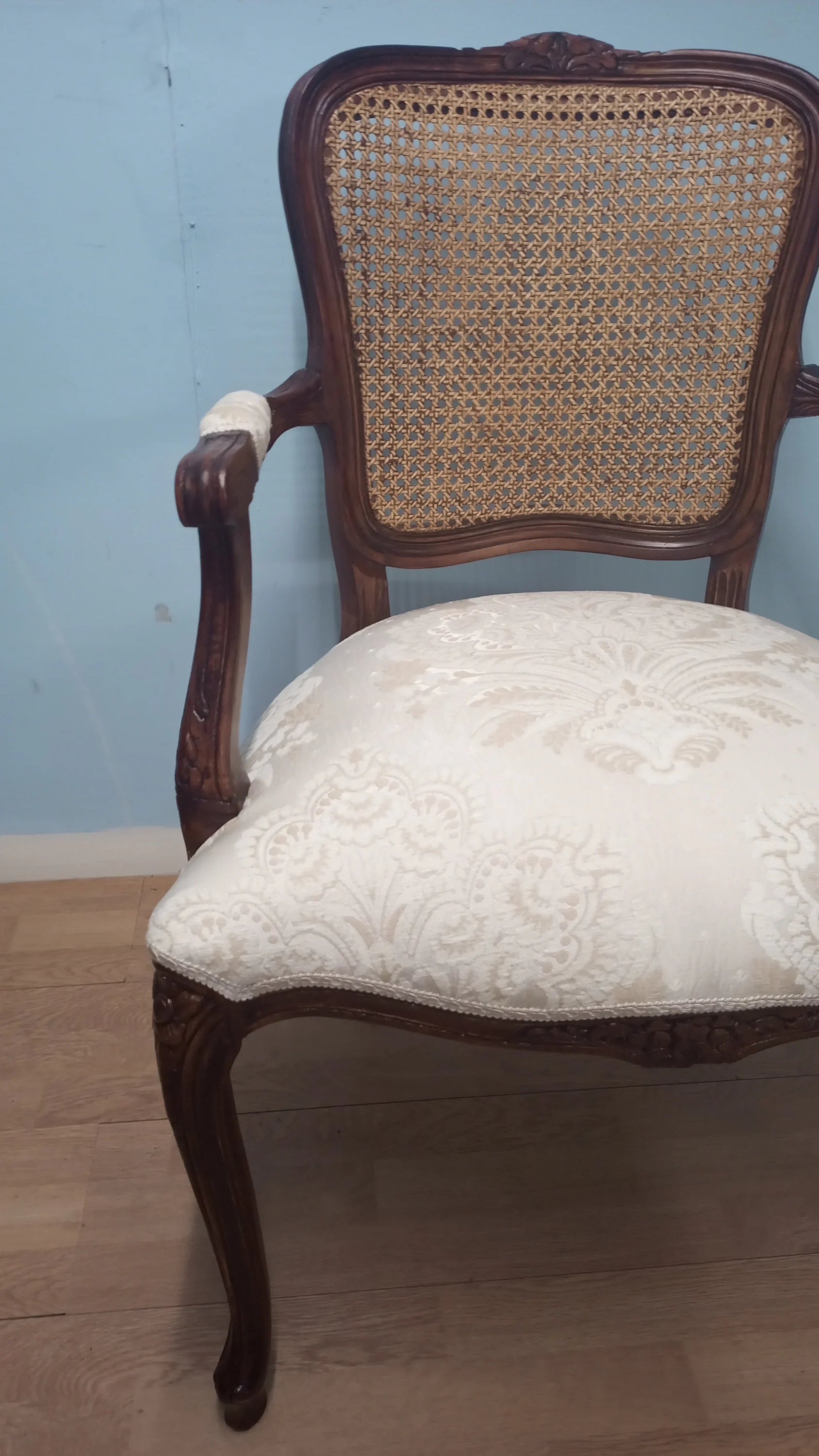 Poltrona a pozzetto in noce vintage restaurata con schienale in paglia di vienna e seduta imbottita bianca
