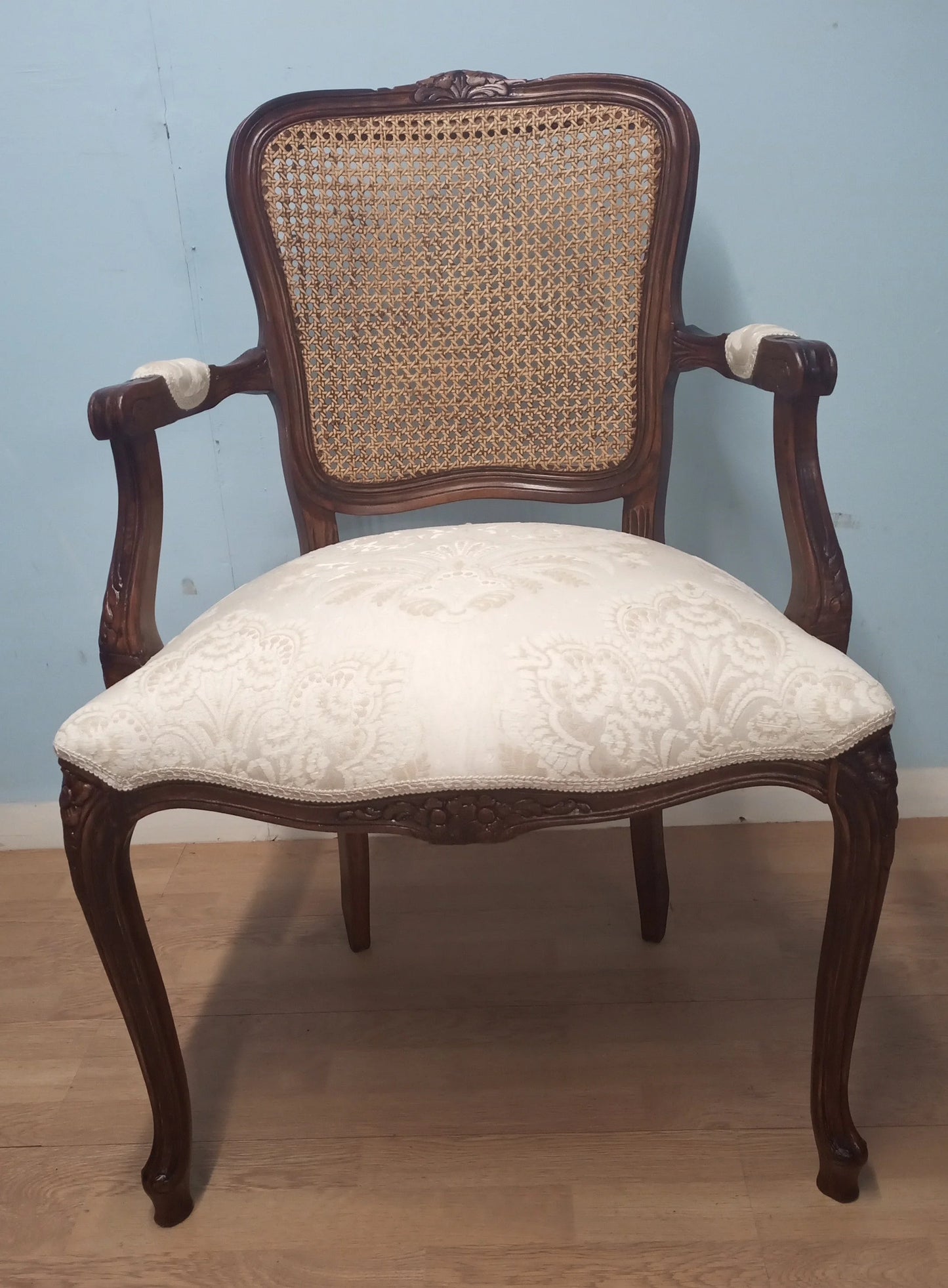 Poltrona a pozzetto in noce vintage restaurata con schienale in paglia di vienna e seduta imbottita crema