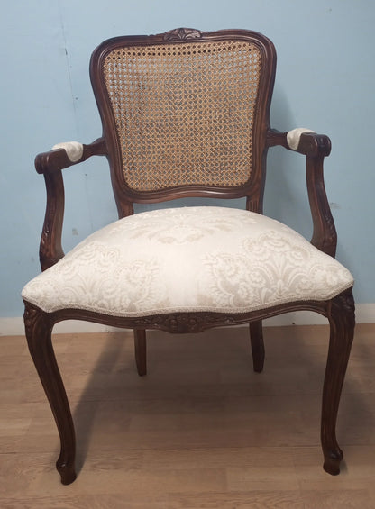 Poltrona a pozzetto in noce vintage restaurata con schienale in paglia di vienna e seduta imbottita crema