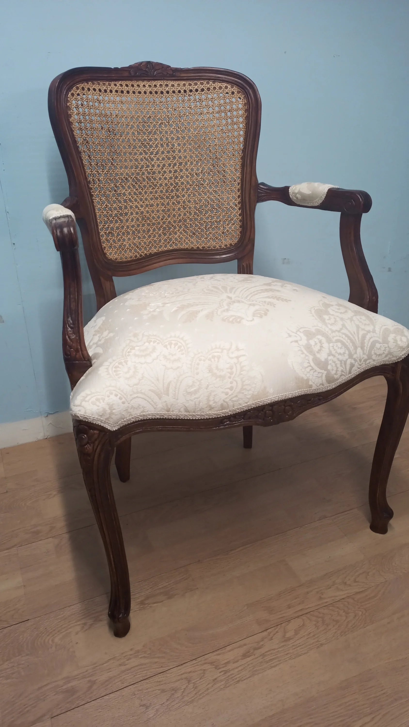 Elegant poltrona a pozzetto in noce vintage restaurata con schienale in paglia di vienna e seduta imbottita crema