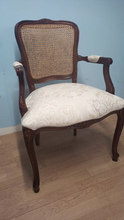 Elegant poltrona a pozzetto in noce vintage restaurata con schienale in paglia di vienna e seduta imbottita crema