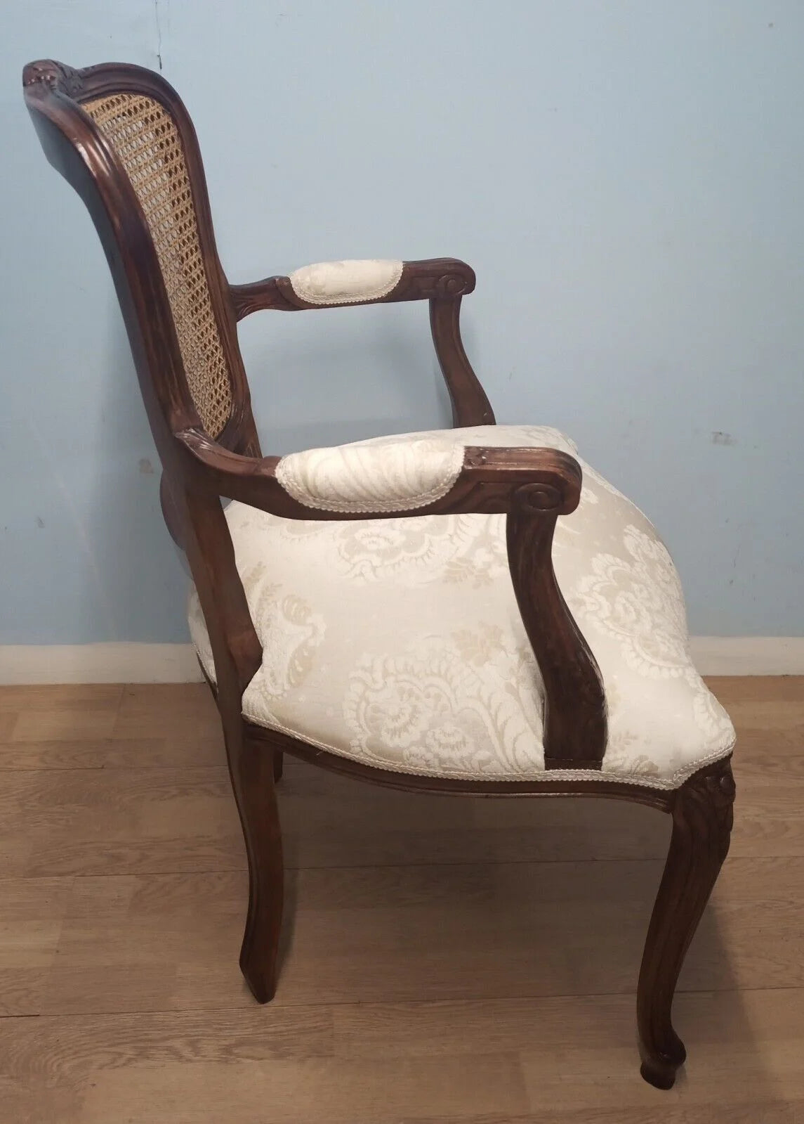 Poltrona a pozzetto in noce vintage restaurata con schienale in canna intrecciata, imbottitura crema e struttura curva