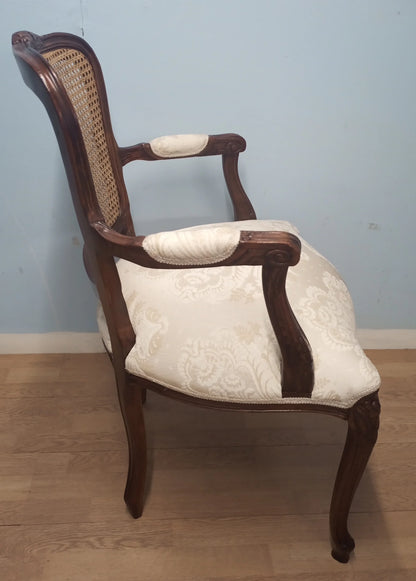 Poltrona a pozzetto in noce vintage restaurata con schienale in paglia di Vienna e rivestimento crema elegante