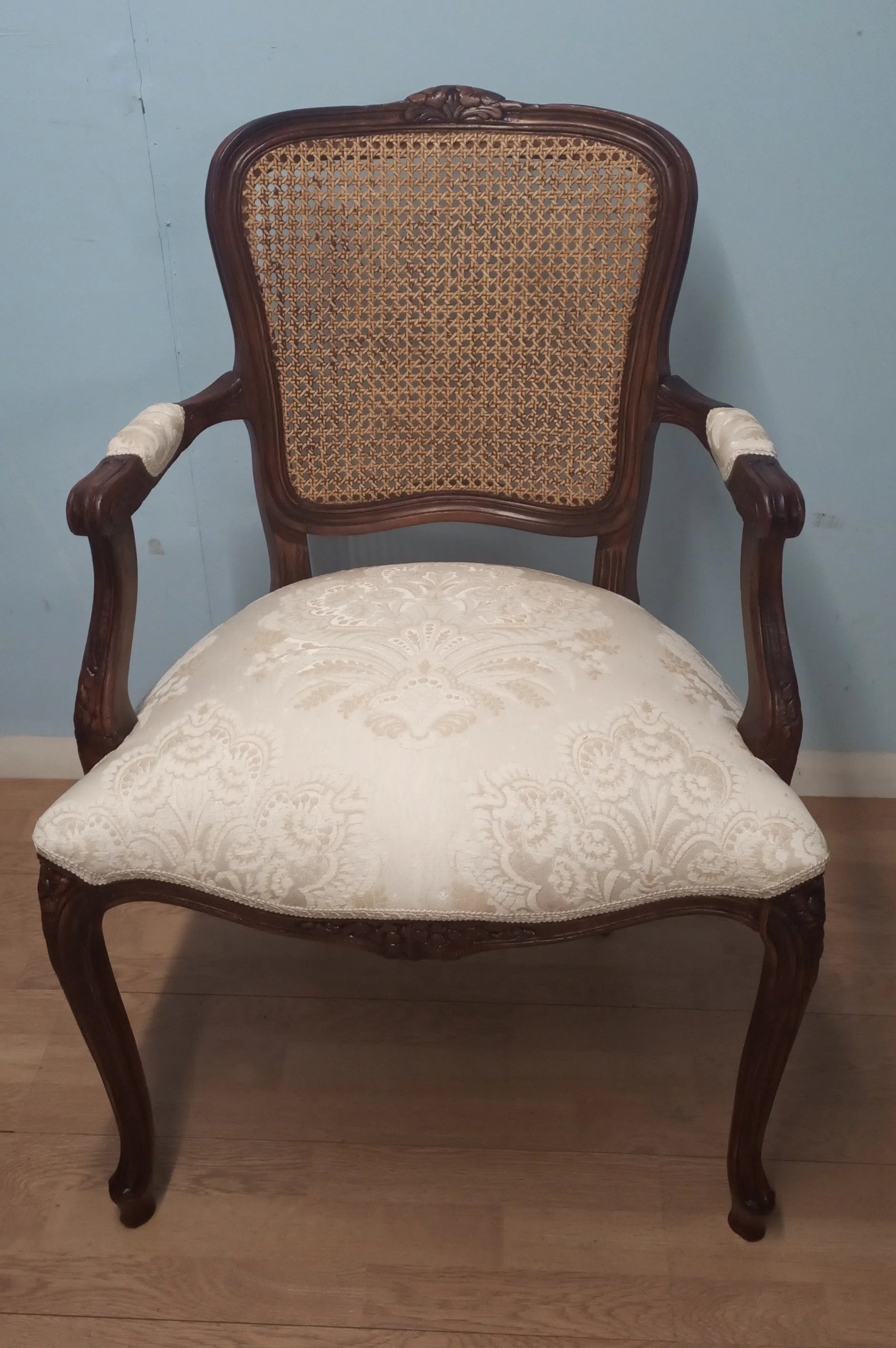 Poltrona a pozzetto in noce vintage restaurata con schienale in paglia di vienna e seduta imbottita crema elegante