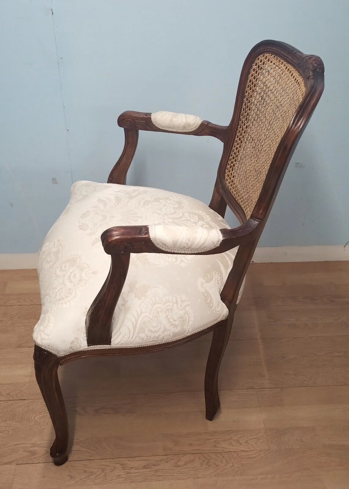 Poltrona a pozzetto in noce vintage restaurata con schienale in paglia di vienna e rivestimento crema elegante