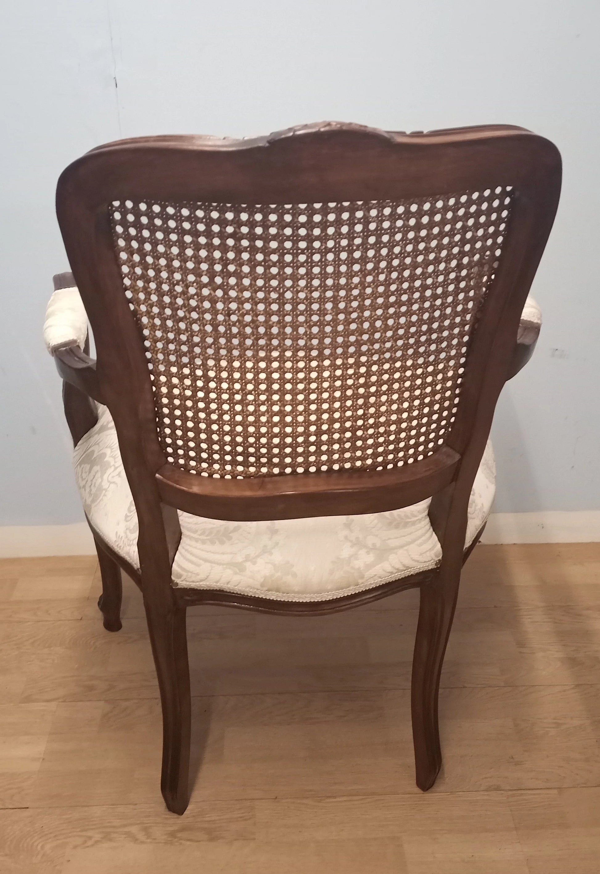 Poltrona a pozzetto in noce vintage restaurata con schienale in paglia di vienna e imbottitura crema