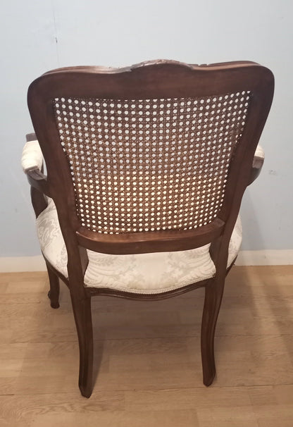 Poltrona a pozzetto in noce vintage restaurata con schienale in paglia di vienna e imbottitura crema