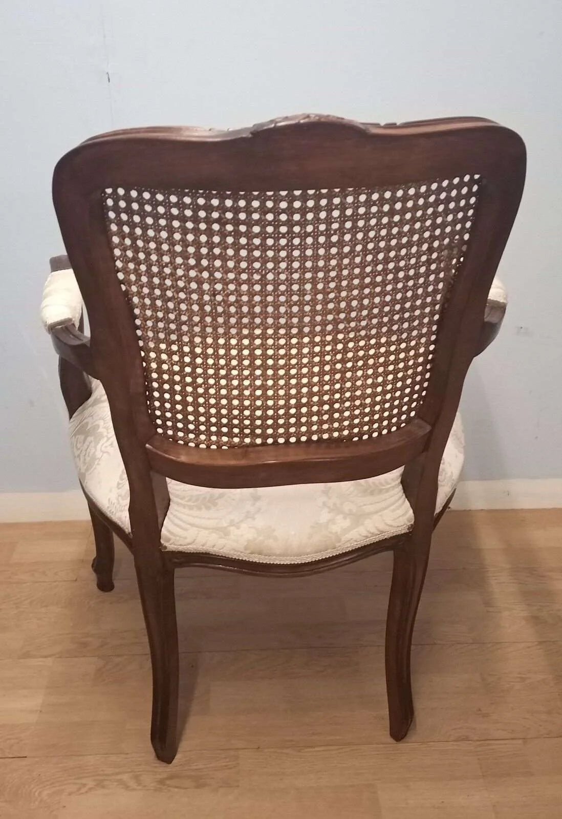 Poltrona a pozzetto in noce vintage restaurata con braccioli in legno e schienale in cannage crema upholstered