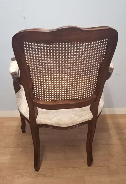 Poltrona a pozzetto in noce vintage restaurata con braccioli in legno e schienale in cannage crema upholstered