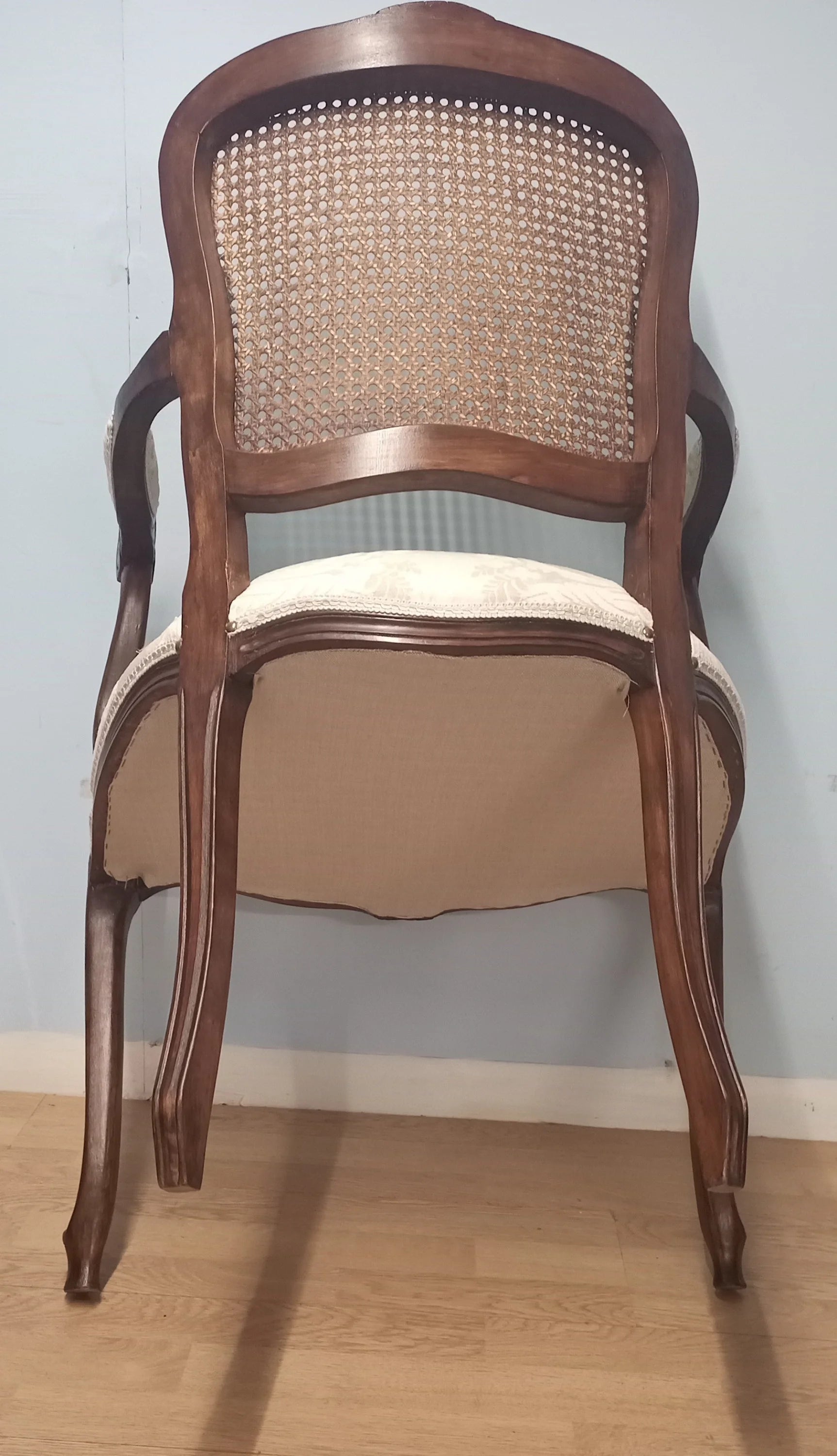 Poltrona a pozzetto in noce vintage restaurata con schienale in paglia di vienna e seduta imbottita crema
