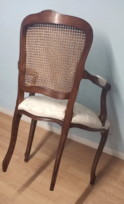 Poltrona a pozzetto in noce vintage restaurata con schienale in canna e seduta imbottita crema