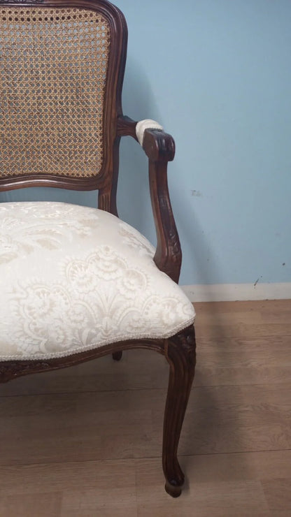 Poltrona a pozzetto in noce vintage restaurata con braccioli in legno e seduta imbottita bianca