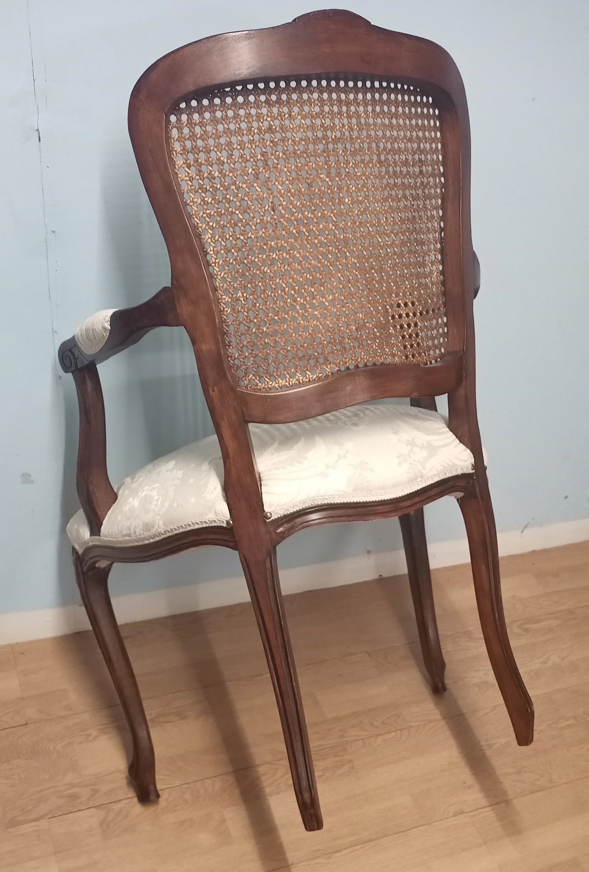 Poltrona a pozzetto in noce vintage restaurata con schienale in paglia di vienna e seduta imbottita crema