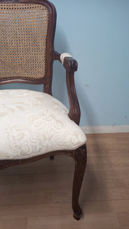 Poltrona a pozzetto in noce vintage restaurata con schienale in paglia di vienna e seduta imbottita bianca
