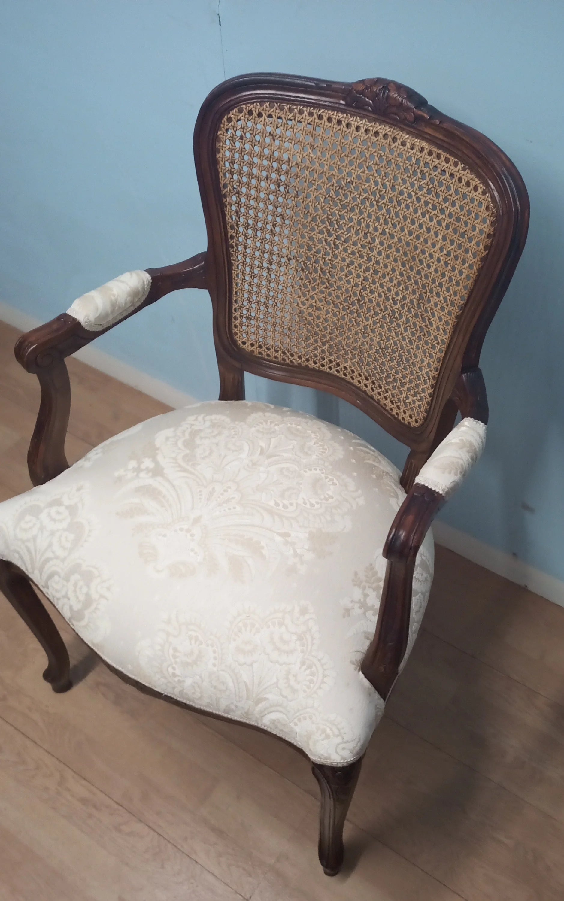 Poltrona a pozzetto in noce vintage restaurata con schienale in paglia di vienna struttura in legno e seduta imbottita bianca