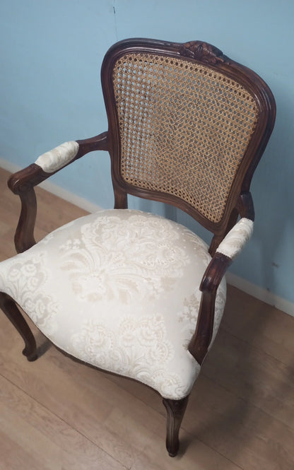 Poltrona a pozzetto in noce vintage restaurata con schienale in paglia di vienna struttura in legno e seduta imbottita bianca