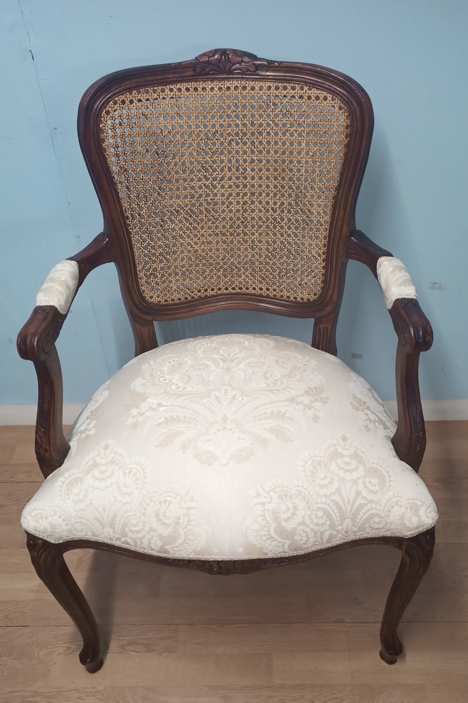 Poltrona a pozzetto in noce vintage restaurata con schienale a cannage intrecciato e seduta imbottita bianca