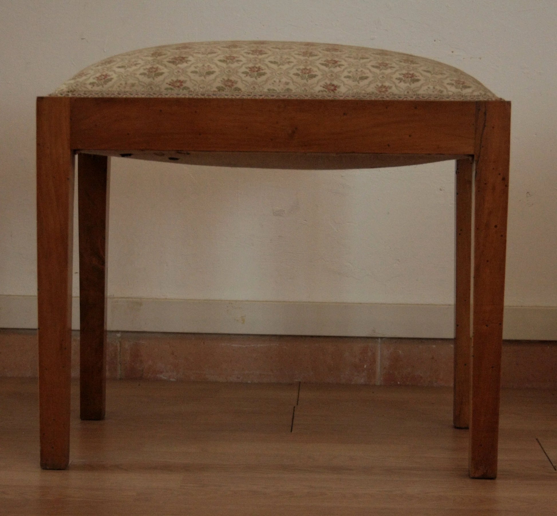 Sgabello-panca vintage novecento in noce massello con rivestimento imbottito, esemplare raffinato risalente agli anni 50-60