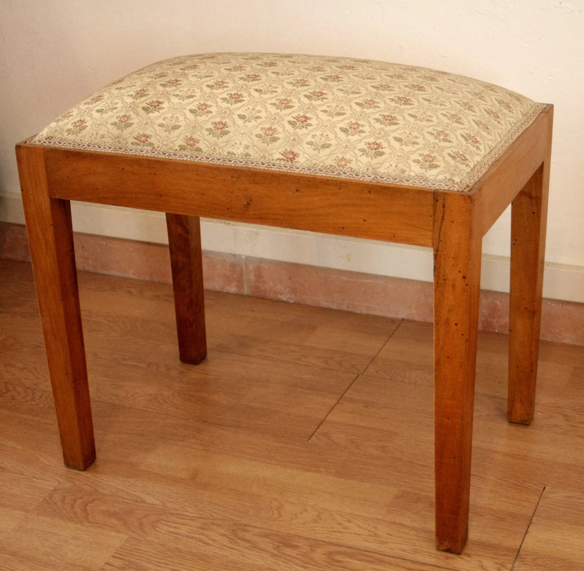 Sgabello-panca vintage novecento in noce massello con seduta imbottita, esemplare raffinato risalente agli anni 50-60