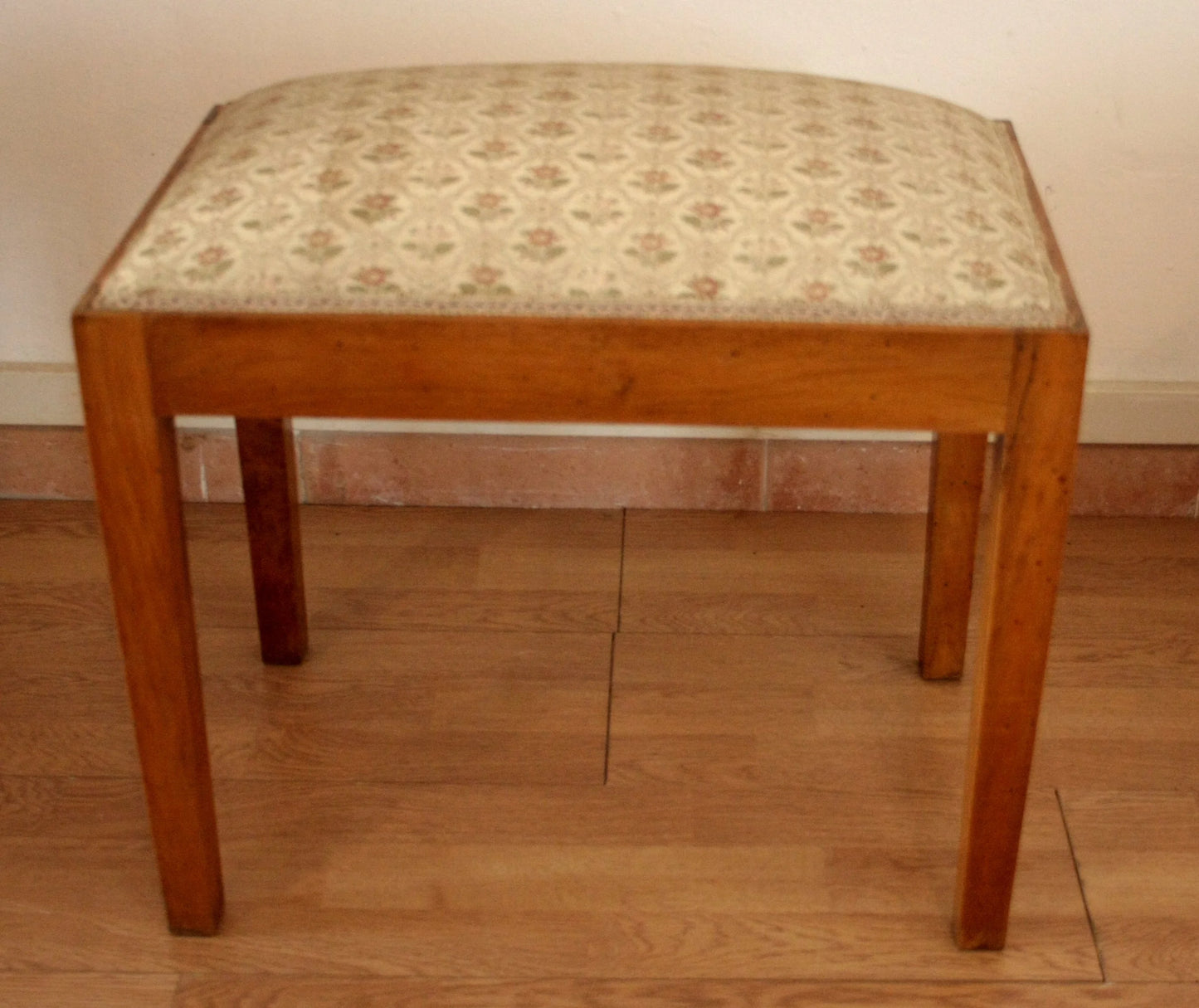 Sgabello-panca vintage novecento in noce massello con rivestimento imbottito, esemplare raffinato risalente agli anni 50-60