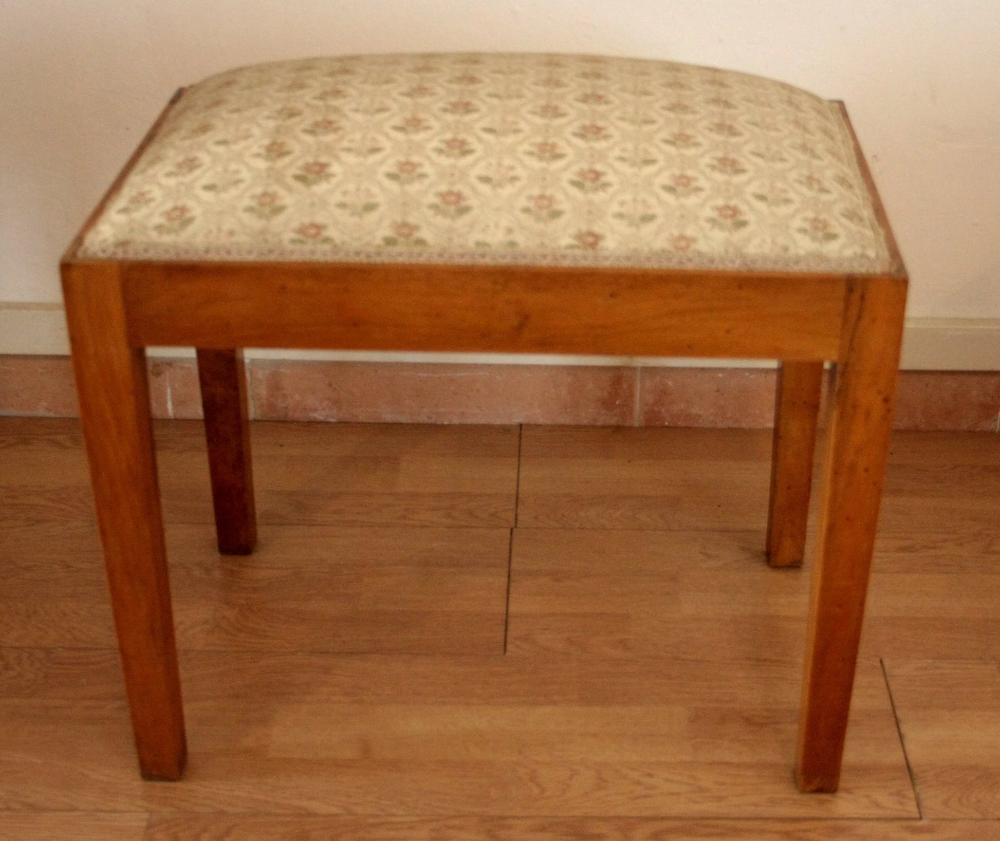 Sgabello-panca vintage novecento in noce massello con rivestimento imbottito, esemplare raffinato risalente agli anni 50-60