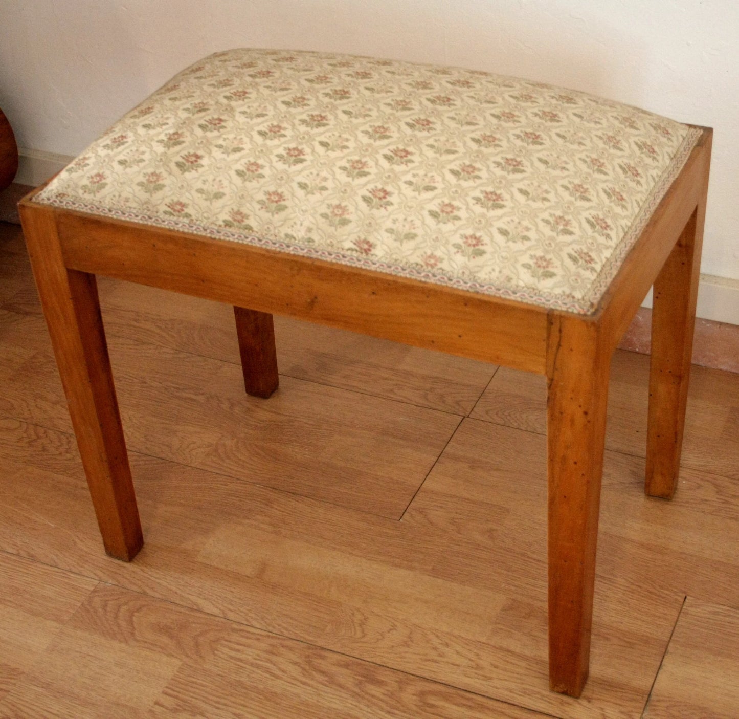 Sgabello-panca vintage novecento in noce massello con rivestimento imbottito, esemplare raffinato risalente agli anni 50-60
