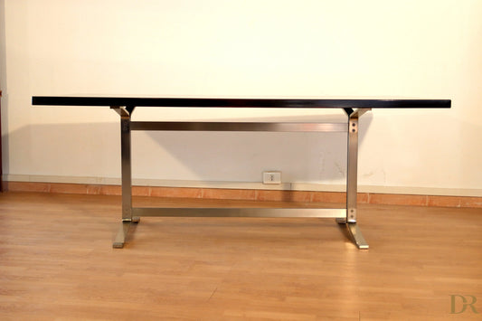 Tavolo formanova di gianni moscatelli con piano in vetro nero lucido e gambe in metallo cromato elegante e moderno