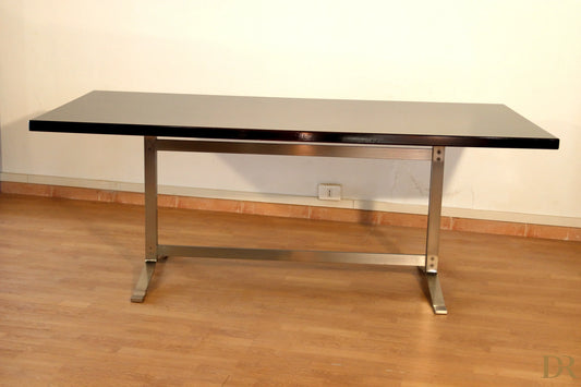 Tavolo formanova di gianni moscatelli con piano in vetro nero e gambe in metallo cromato design metà secolo