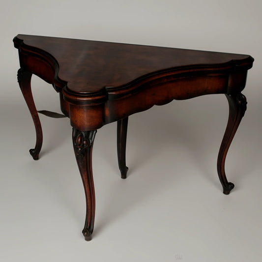 Console tavolo da gioco inglese fine xviii secolo in legno scuro con gambe intagliate e bordo smerlato di eccezionale qualità ebanistica